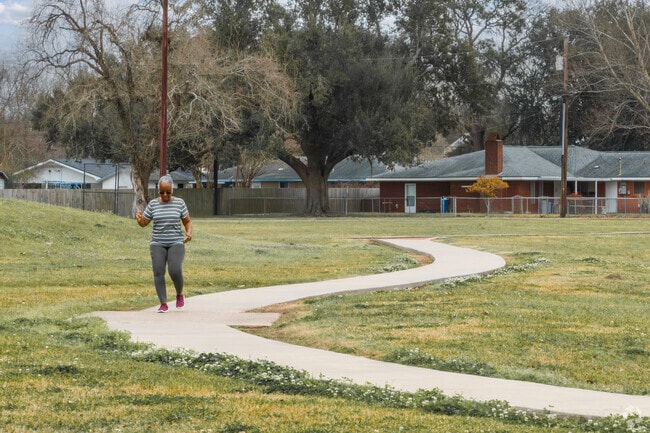 Thomas Park offers trails for walking or running near River Ranch.