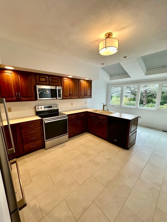 4480 Post Rd unit 4, East Greenwich, RI 02818 - photo 2