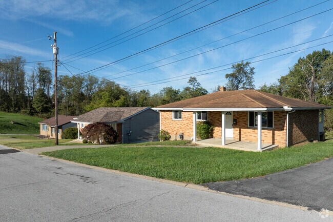 Ranch-style homes are common throughout Mingo Junction.