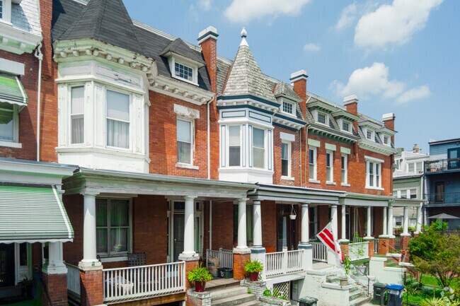 A row of Wardman row homes on Euclid St NW in Pleasant Plains.