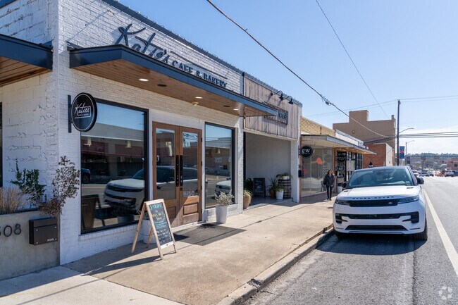 West Livingston's locals enjoy shopping and dining in historic downtown.