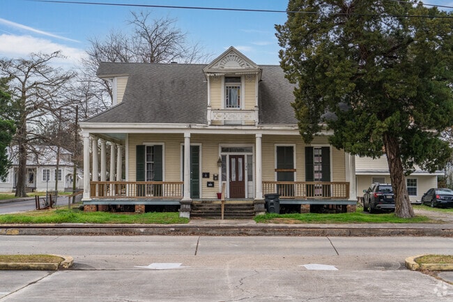 Many of New Iberia's oldest homes are Greek Revival Style, found in the central area of town.