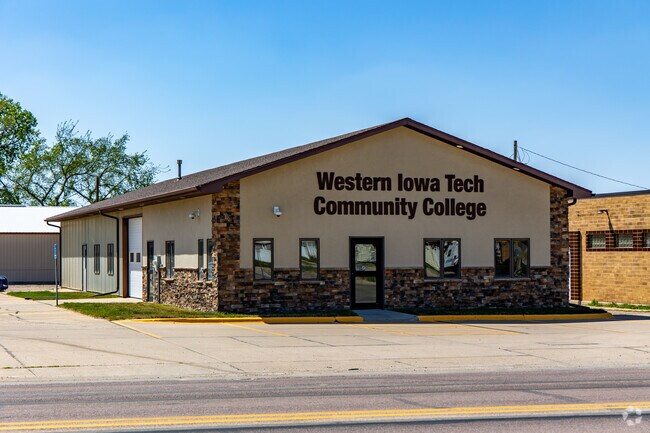 Western Iowa Tech Community College has a campus in Le Mars and offers certificate and degree programs.
