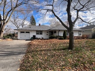 906 N Allen Ave, McHenry, IL 60050