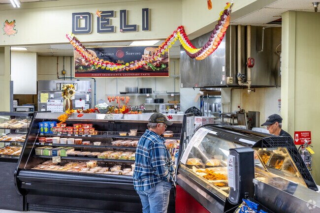 Brother's Market offers a hot food bar and made-to-order sandwiches for a quick Williamsburg lunch.