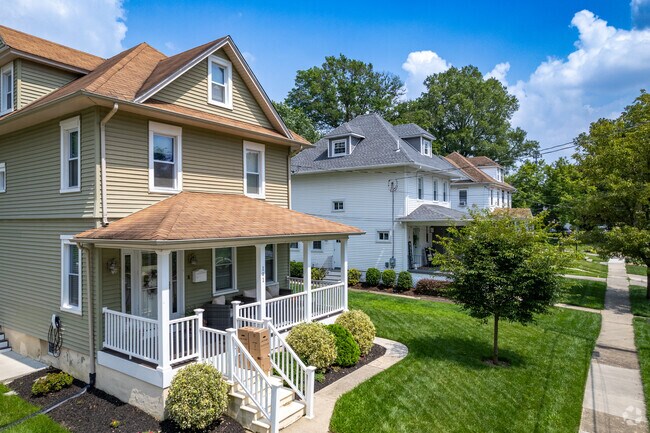 You’ll find larger American Foursquares in the Audubon neighborhood.