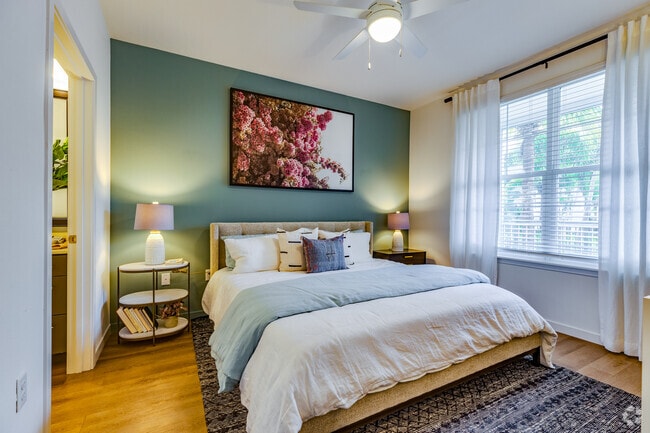 1 BR, 1 BA - 727 SF