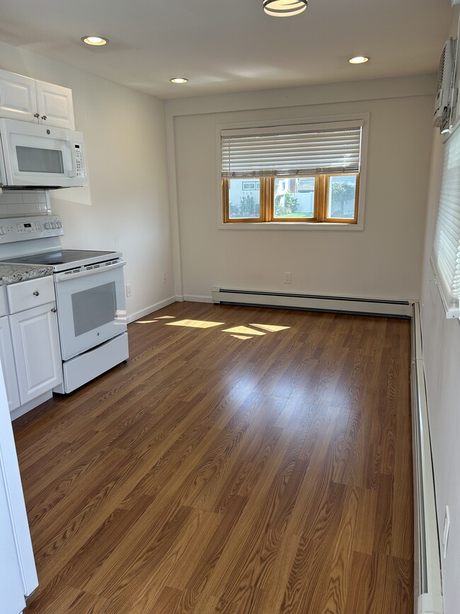 Kitchen, L/R