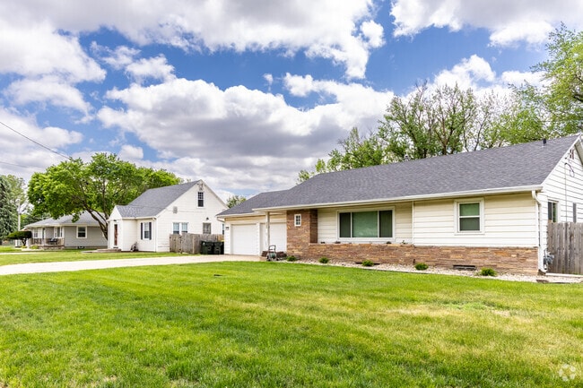 There are many home styles found in West Side Sioux City.