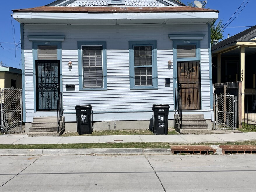 Easy Street Parking in Front of House