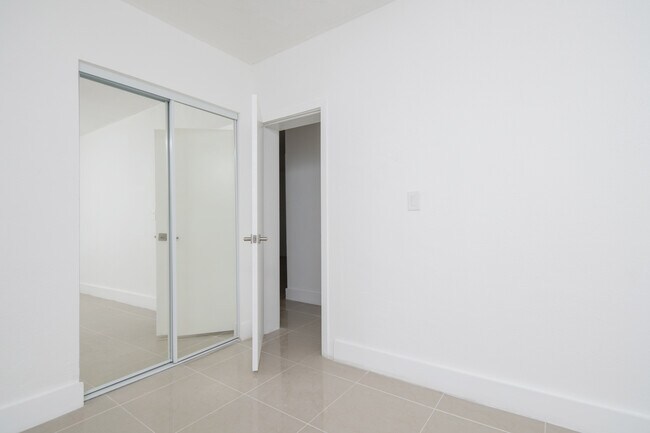 1046 Foster Rd unit 1, Hallandale Beach, FL 33009 - photo 6