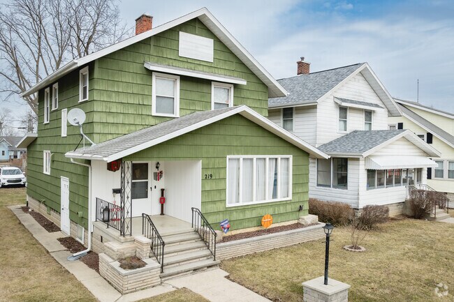 Craftsman of all colors adorn the streets of downtown Van Wert.