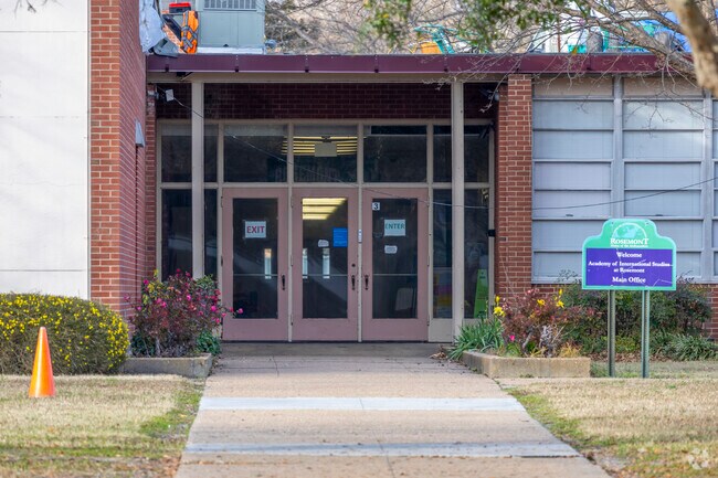 The curriculum at Rosemont Middle School fosters critical thinking and creativity.