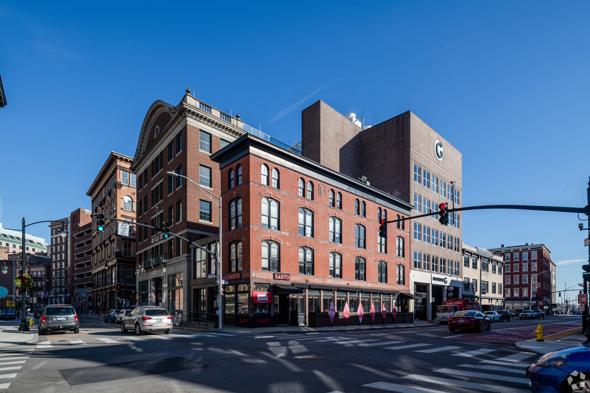 Downtown Providence residents are in walking distance to local restaurants.