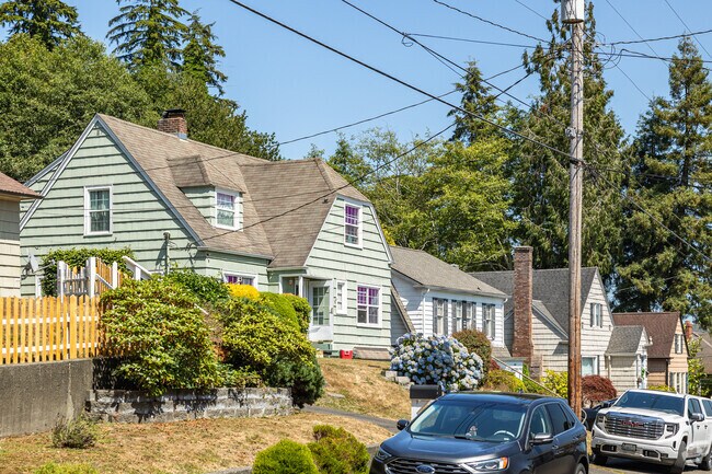 West End, WA houses have compact lots with well kept landscaped lawns.
