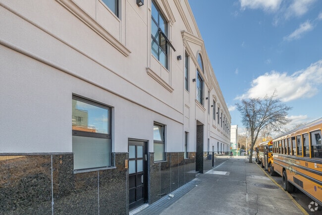 Yeshiva Karlin Stolin has a student-teacher ratio of 11 to 1.