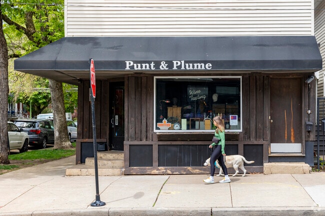 West Depaul is a highly walkable, dog friendly, charming Chicago neighborhood.