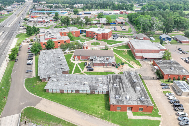 Richland High School has a student to teacher ratio of 12 to 1.