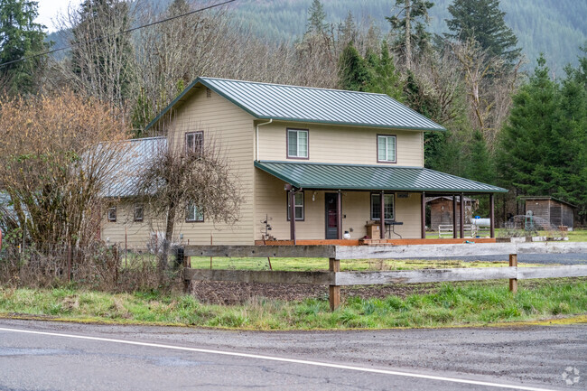 Farmhouses are scattered along the Santiam Highway in Cascadia, Oregon.
