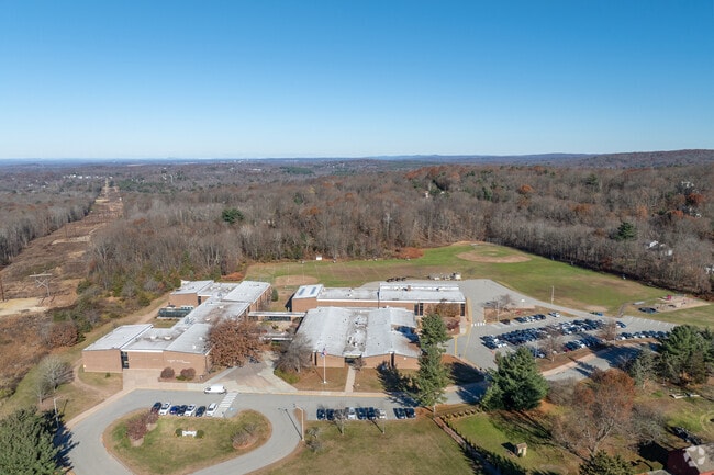 At Gideon Welles School, the student-teacher ratio is 13:1.