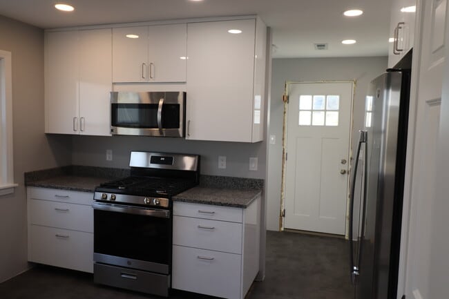 2022 E Saratoga St, Ferndale, MI 48220 - photo 5