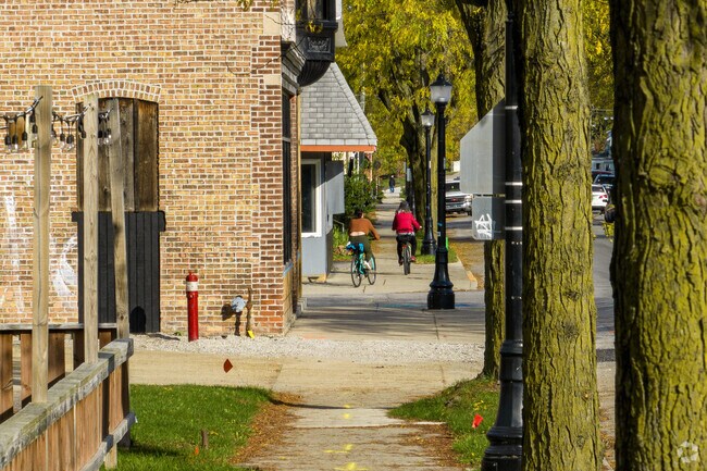 Scenic strolls through the neighborhoods along Michigan Avenue.