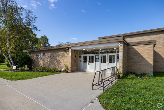 Kinry Road Elementary School is a student-teacher ratio of 16 to 1.