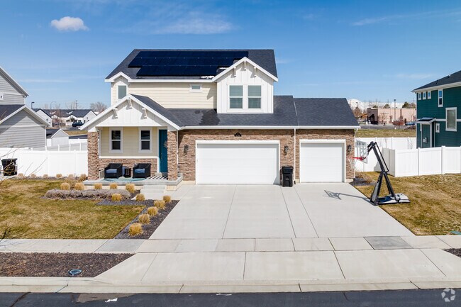 Craftsman-style homes are common in Syracuse neighborhoods and new builds.