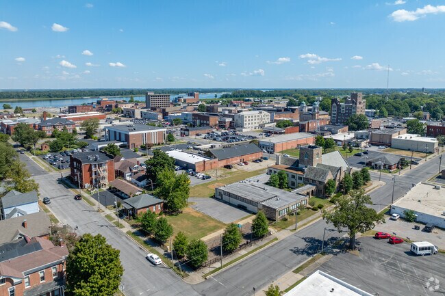 Downtown Paducah is a short drive away from River Oaks.