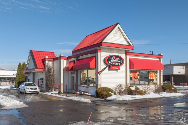 Lee's Famous Chicken is a very popular local chain restaurant favored by Marsh Field locals.