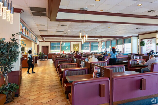 The Golden Pancake in Woodson Terrace serves delicious food in a relaxing atmosphere.