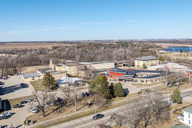 Delavan-Darien High School has a 15-1 student teacher ratio.