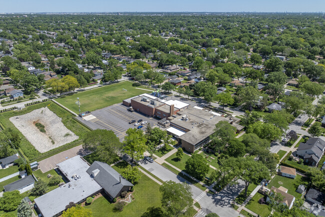 Jackson Elementary School is located conveniently near a residential area.