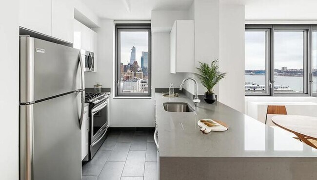 606 W 57th St unit 2819, New York, NY 10019 - photo 5