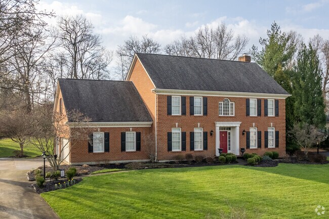 Stately Colonial Revival homes are commonly seen in the Lakeside Park neighborhood.