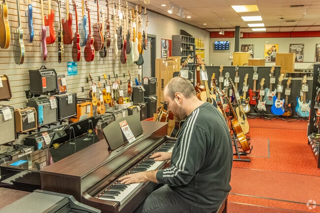 From engaging open-mic nights to exciting student recitals, Music&Arts is a cultural hub.