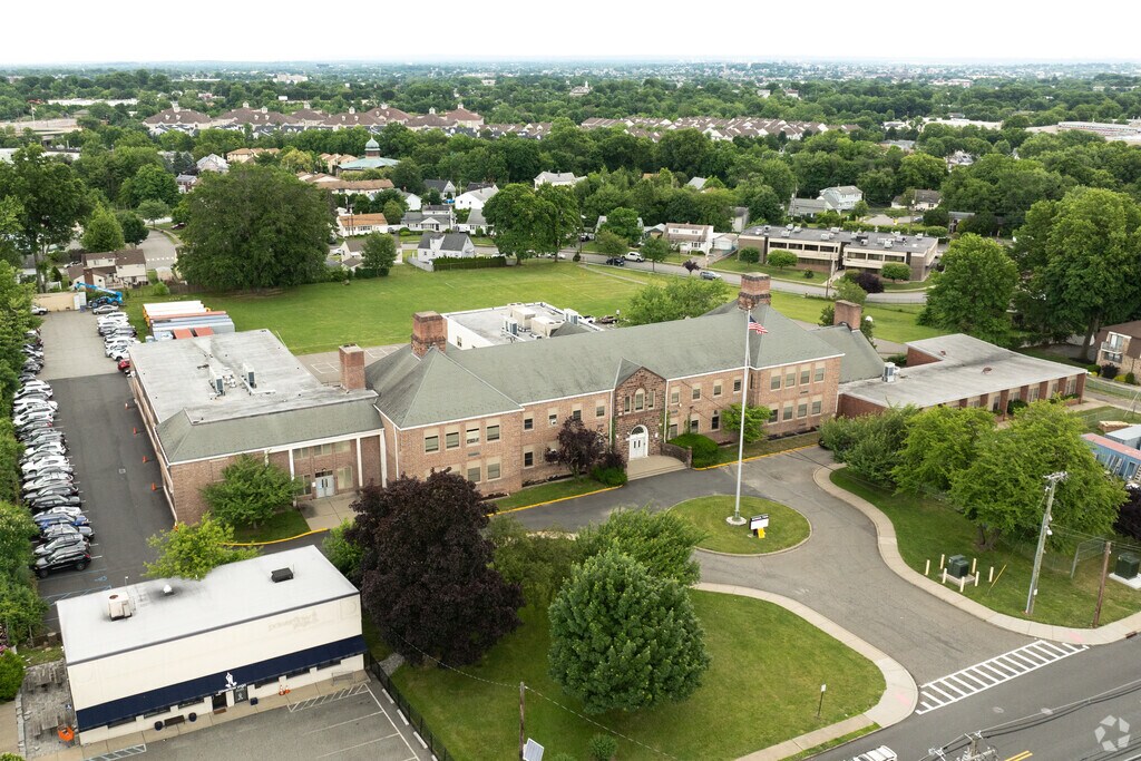 Clifton School No. 2 is an above average K-5 school with about 400 students in Maple Valley.