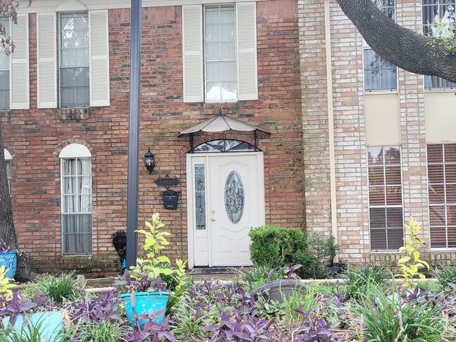 10813 Sandpiper Dr, Houston, TX 77096 - photo 2