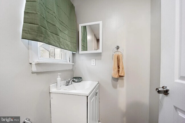 1610 Dyre St unit 2nd Fl - B2 - SRO, Philadelphia, PA 19124 - photo 4