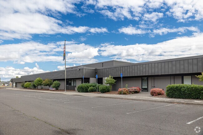 Periwinkle Elementary School in Albany, OR has an overall C grade on Niche.