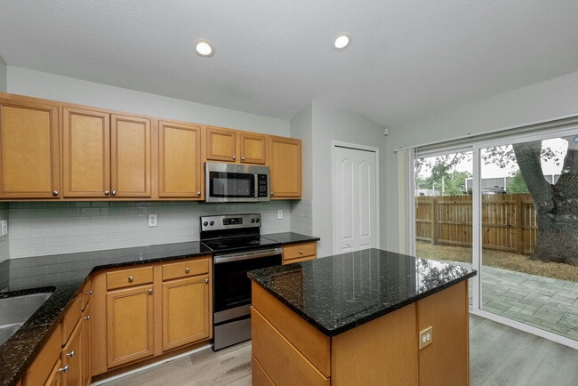 447 Maple Pointe Dr, Seffner, FL 33584 - photo 7