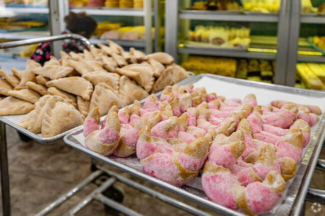 La Central Panaderia bakes fresh pastries and conchas daily for Westside residents.
