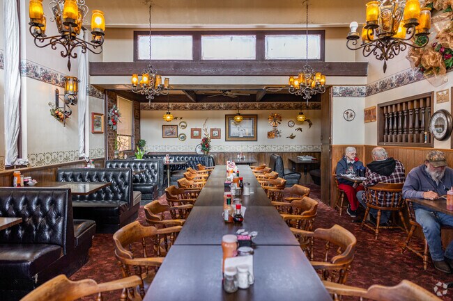 Golden Harvest is another popular eatery option in Halstead.