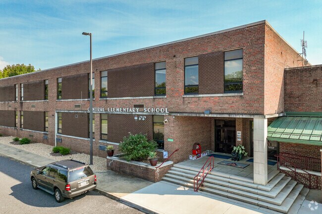 Central Elementary covers kindergarten through second grade and earns a B from Niche.