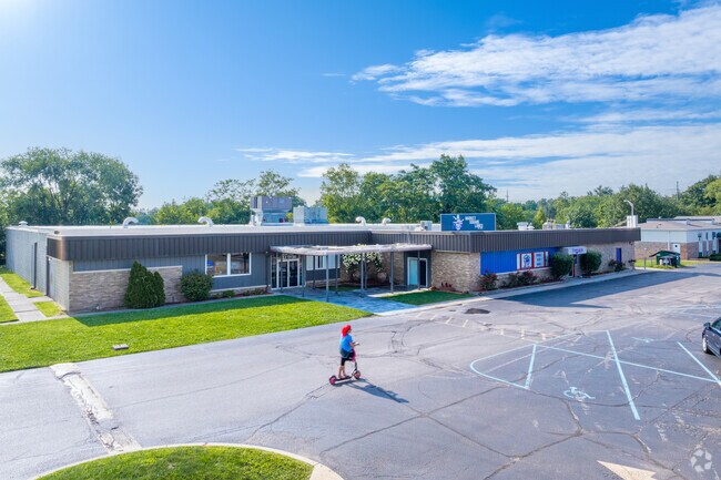 Jesco Hills Estates bowlers are within walking distance to Market Square Lanes.