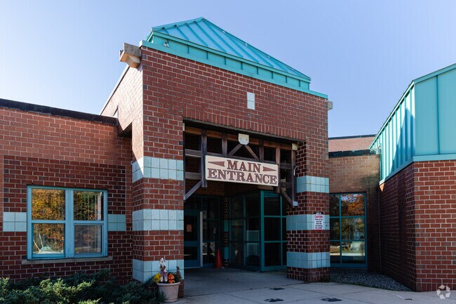 Biddeford Primary School offers a variety of academic programs.