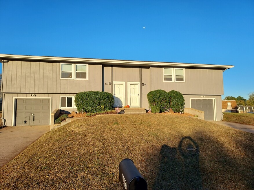 801 Dondee Dr, Manhattan, KS 66502 - photo 1