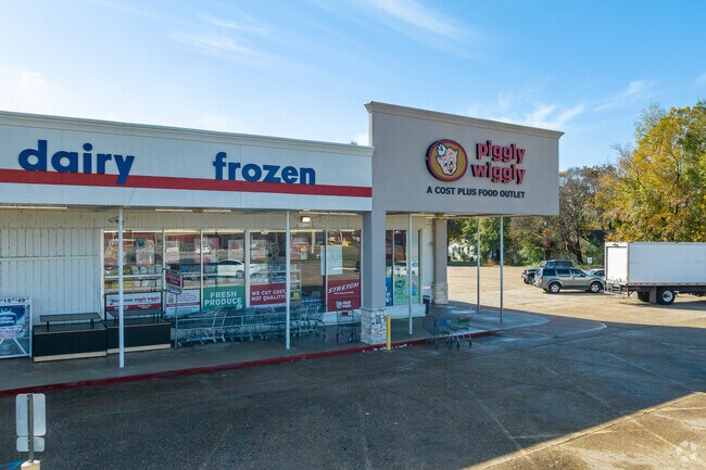 Piggly Wiggly Food Outlet provides Allendale-Lakeside locals with good deals on groceries.