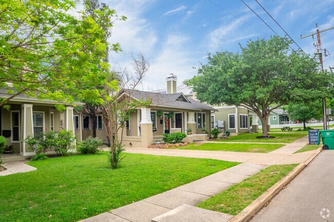Alamo Height homes are mostly made up of craftsman style homes.