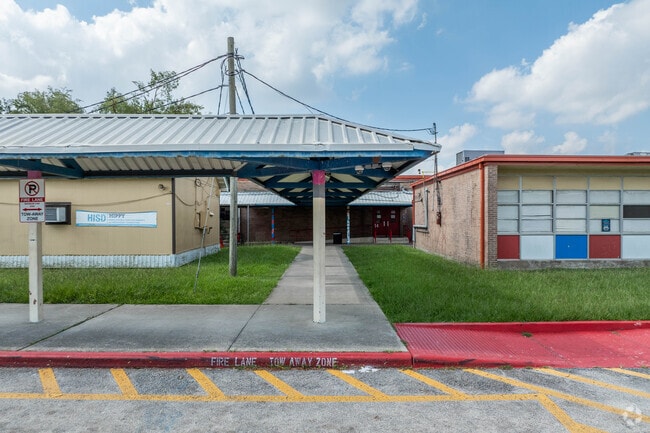 Kashmere Gardens Elementary has a student teacher ratio of 16:1.